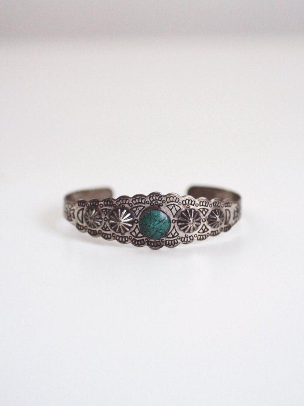Vintage Southwestern Sterling Silver Turquoise Cuff Bracelet Stamped Scalloped - Picture 3 of 8
